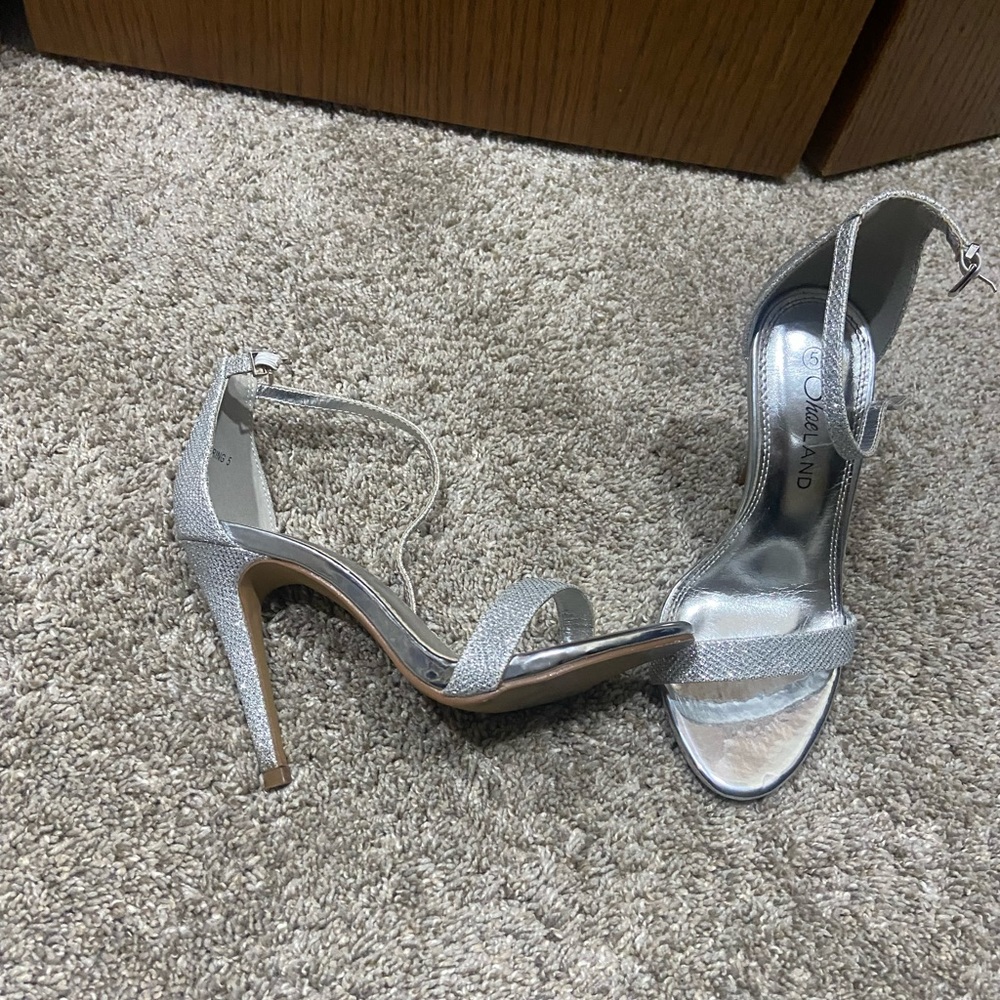 Silver heels - Picture 3 of 4